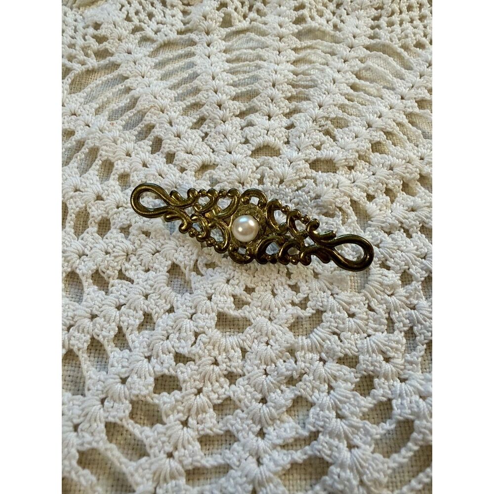 Vintage 1950s Gold Tone Openwork Filigree Bar Brooch Faux Pearl Central Accent